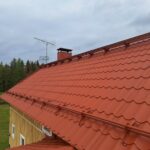 peltikattoremontti punainen omakotitalo
